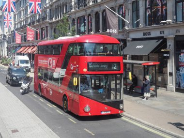LONDON, İngiltere - 08 Haziran 2023 Regent Caddesi 'nde otobüs
