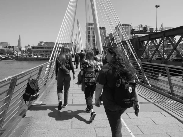 London Storbritannia June 2023 Folk Som Krysser Golden Jubilee Bridge – stockfoto