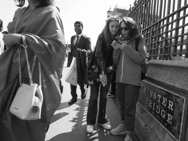 London Ιουνιου 2023 Άνθρωποι Στη Γέφυρα Westminster Πάνω Από Τον — Φωτογραφία Αρχείου