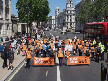 LONDON, İngiltere - Haziran 08, 2023: Parliament Caddesi 'nde Just Stop Petrol çevreci grubu tarafından protesto