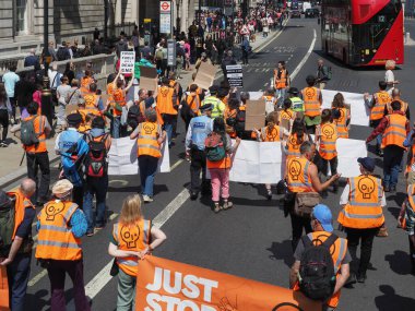 LONDON, İngiltere - Haziran 08, 2023: Parliament Caddesi 'nde Just Stop Petrol çevreci grubu tarafından protesto