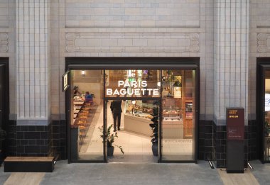 LONDON, İngiltere - 07 Haziran 2023: Paris Baguette mağaza önü