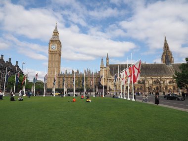 LONDON, İngiltere - Haziran 06, 2023: Westminster 'da Parlamento Meydanı' ndaki İnsanlar