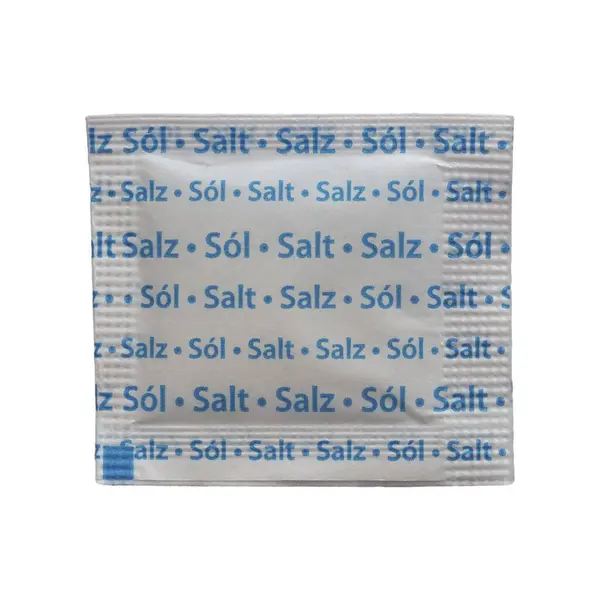 白い背景に隔離されたパブやレストランでの個々の塩分のための塩のサシェ — ストック写真