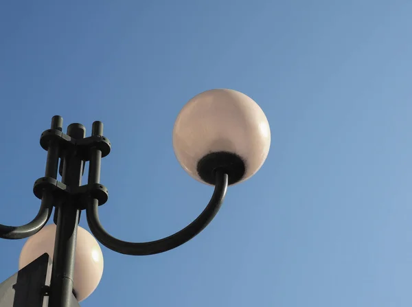 青い空の上の街路灯のランプがコピースペースで — ストック写真