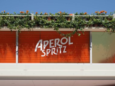 LONDON, İngiltere - 07 Haziran 2023: Aperol sprey çubuk işareti
