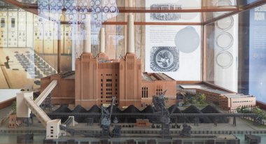 LONDON, İngiltere - Haziran 07, 2023: Battersea Elektrik Santrali Modeli