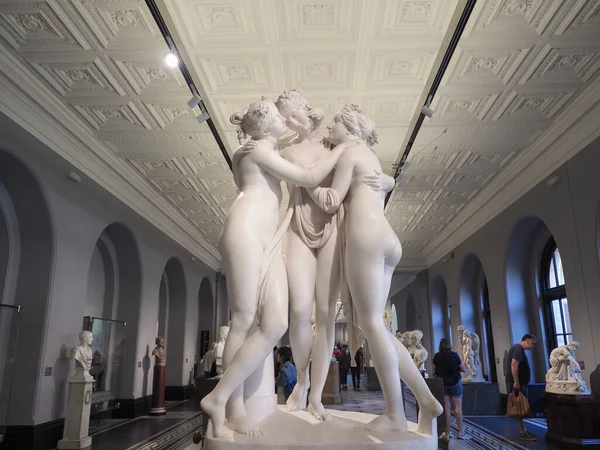 ロンドン 2023年6月9日 ヴィクトリア アルバート博物館の彫刻家アントニオ カノーヴァによる3つの恵みの像1817年頃 — ストック写真
