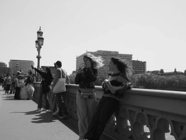 Londra Giugno 2023 Persone Sul Ponte Westminster Sul Tamigi Bianco — Foto Stock