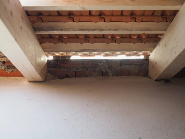 Dach Pracuje Drewnianymi Belkami Samopoziomującą Się Lekką Podłogą Betonową — Zdjęcie stockowe