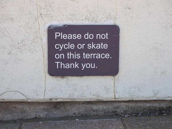 このテラスの看板で自転車やスケートしないでください — ストック写真
