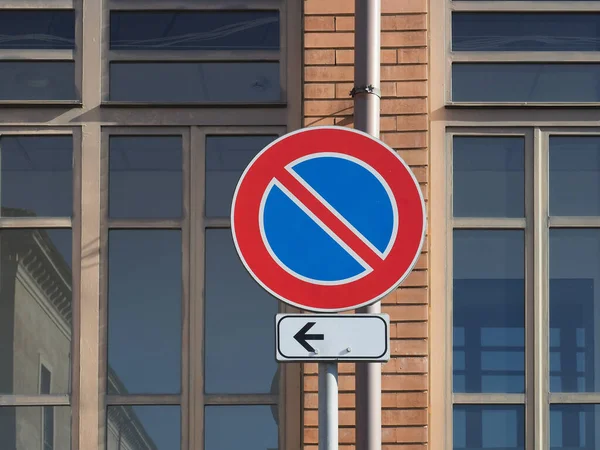 蓝两色禁止停车标志 — 图库照片