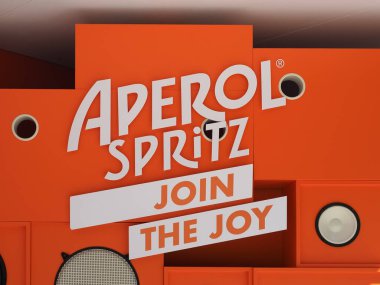 LONDON, İngiltere - 07 Haziran 2023: Aperol sprey çubuk işareti