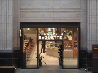 LONDON, İngiltere - 07 Haziran 2023: Paris Baguette mağaza önü
