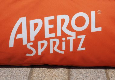 LONDON, İngiltere - 07 Haziran 2023: Aperol sprey çubuk işareti