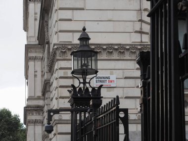 LONDON, İngiltere - Ekim 2022: Hükümetin 10 numaralı Downing Street genel merkezi ve Birleşik Krallık başbakanının resmi ikametgahı