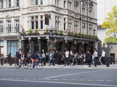 LONDON, İngiltere - Haziran 06, 2023: Parliament Caddesi 'ndeki Red Lion Pub' daki insanlar