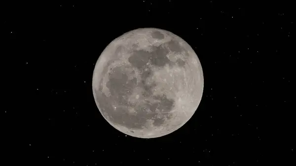 満月と星が背景として役立つ — ストック写真