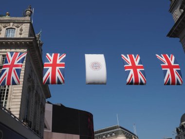 LONDON, İngiltere - 7 Haziran 2023: 6 Mayıs 2023 tarihinde Kral Charles III 'ün taç giyme töreni için Regent Caddesi' nde Union Jack bayrakları