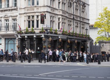 LONDON, İngiltere - Haziran 06, 2023: Parliament Caddesi 'ndeki Red Lion Pub' daki insanlar