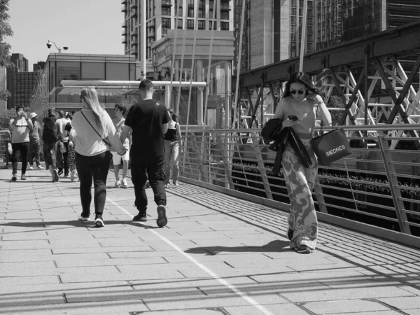 Londres Reino Unido Junio 2023 Gente Que Cruza Puente Golden — Foto de Stock