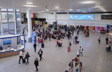 GATWICK, İngiltere - Haziran 05, 2023: Londra Gatwick Havaalanı
