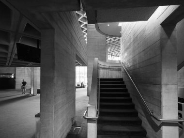 LONDON, İngiltere - 08 Haziran 2023: Siyah-beyaz Kraliyet Ulusal Tiyatrosu