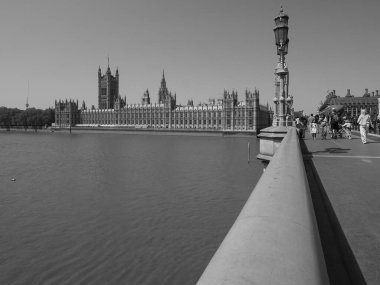 LONDON, İngiltere - 08 Haziran 2023: Parlamento Binaları ve Westminster Köprüsü siyah beyaz