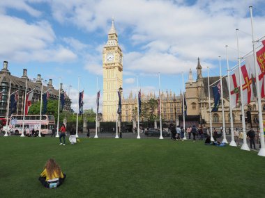 LONDON, İngiltere - Haziran 06, 2023: Westminster 'da Parlamento Meydanı' ndaki İnsanlar