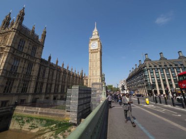 LONDON, İngiltere - 08 Haziran 2023: Parlamento Binaları ve Westminster Köprüsü