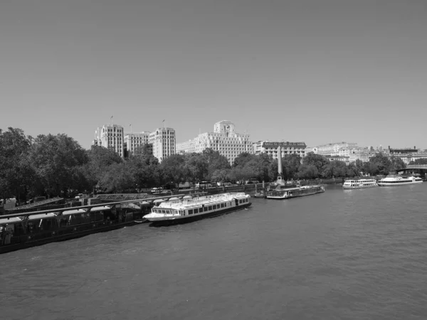 ロンドン 2023年6月8日 白黒のテムズ川のパノラマビュー — ストック写真