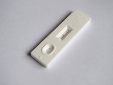 Pozitif Covid 19 antijen hızlı test örneği