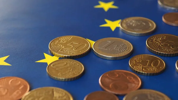 Monedas Euros Sobre Fondo Bandera Unión Europea —  Fotos de Stock