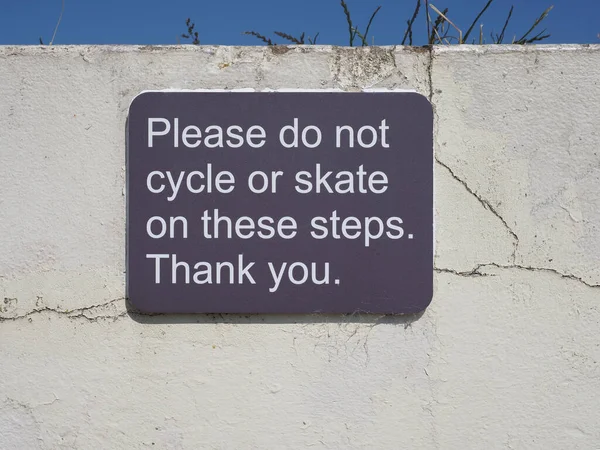 Lütfen Teras Işaretinde Bisiklet Sürmeyin Paten Kaymayın — Stok fotoğraf