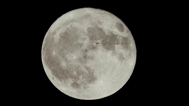Pesawat Terbang Depan Bulan Purnama Terlihat Dengan Teleskop — Stok Video
