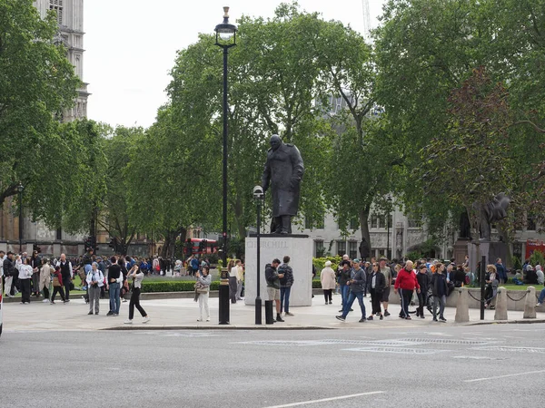 ロンドン 2023年6月6日 彫刻家アイヴァー ロバーツ ジョーンズによる議会広場のウィンストン チャーチル像1973年頃 — ストック写真