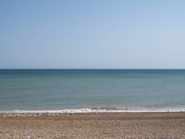 Sahilden görünen deniz doğal bir arka plan olarak kullanışlıdır.