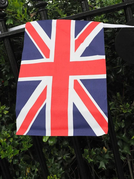 Национальный Флаг Соединенного Королевства Юнион Джек Над Зеленью Забором — стоковое фото