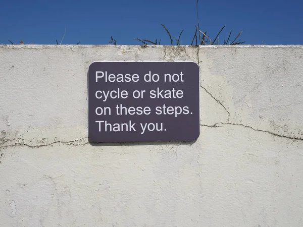 Bitte Nicht Auf Diesem Terrassenschild Fahren Oder Schlittschuh Laufen — Stockfoto