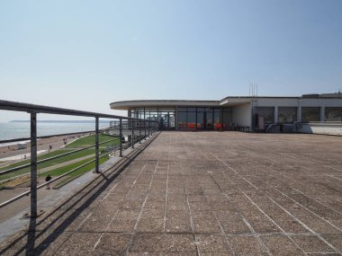 BEXHILL ON SEA, İngiltere - 5 Haziran 2023: De La Warr Pavyonu çatı terası