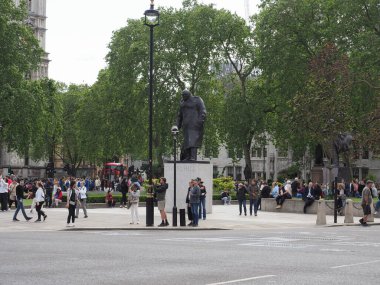 LONDON, İngiltere - Haziran 06, 2023 Winston Churchill 'in Meclis Meydanı' ndaki heykeli 1973 dolaylarında heykeltıraş Ivor Roberts Jones tarafından yapıldı.