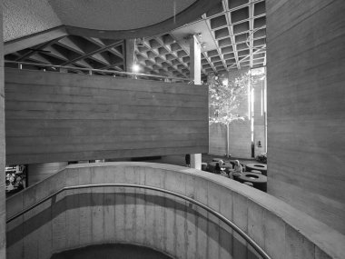 LONDON, İngiltere - 08 Haziran 2023: Siyah-beyaz Kraliyet Ulusal Tiyatrosu