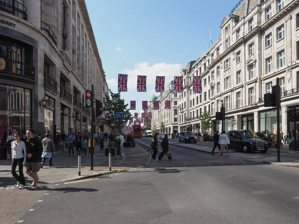 LONDON, İngiltere - 07 Haziran 2023: Regent Caddesi 'ndeki İnsanlar