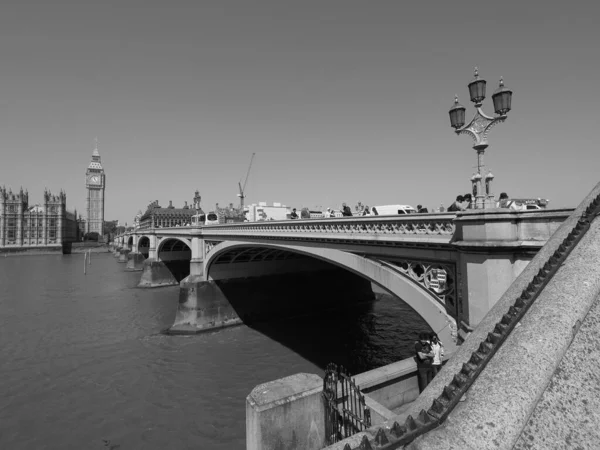 ロンドン 2023年6月8日 白黒のテムズ川にかかるウェストミンスター橋の人々 — ストック写真
