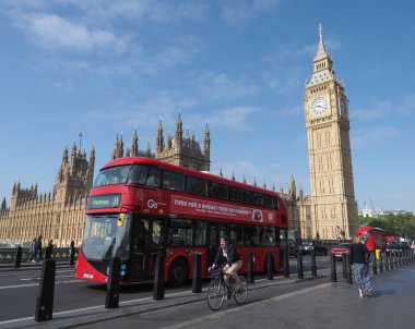 LONDON, İngiltere - 08 Haziran 2023: Parlamento Binaları ve Westminster Köprüsü