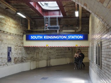 LONDON, İngiltere - 09 Haziran 2023: South Kensington metro istasyonu müzelerindeki insanlar