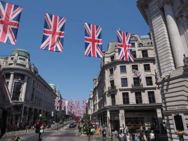 LONDON, İngiltere - 7 Haziran 2023: 6 Mayıs 2023 tarihinde Kral Charles III 'ün taç giyme töreni için Regent Caddesi' nde Union Jack bayrakları