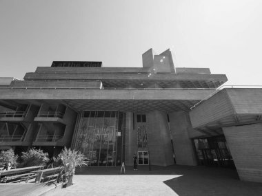 LONDON, İngiltere - 08 Haziran 2023: Siyah-beyaz Kraliyet Ulusal Tiyatrosu