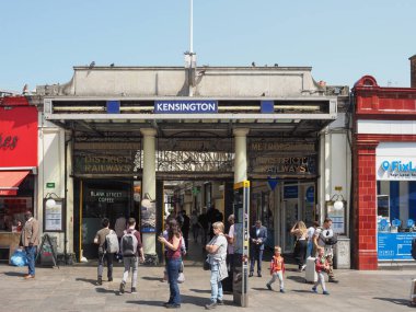 LONDON, İngiltere - 09 Haziran 2023: South Kensington metro istasyonundaki insanlar