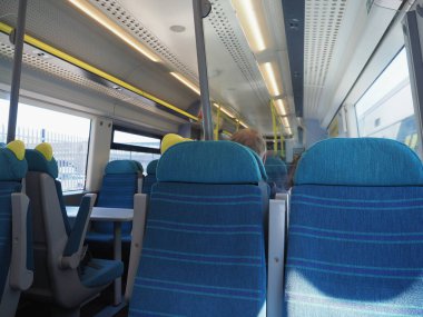 Yerel tren vagonu içi boş koltuklarla dolu.